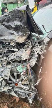 国产红旗撞卡车视频,国产红旗轿车与卡车相撞，行车安全警钟长鸣