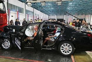 国产红旗撞卡车视频,国产红旗轿车与卡车相撞，行车安全警钟长鸣