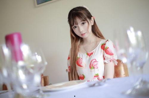 国产清纯白嫩美女视频,白嫩肌肤映入眼帘